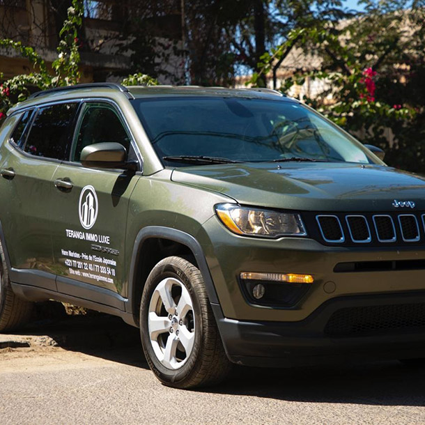 Véhicule avec chauffeur pour déplacements professionnels et transferts à Dakar – Teranga Immo